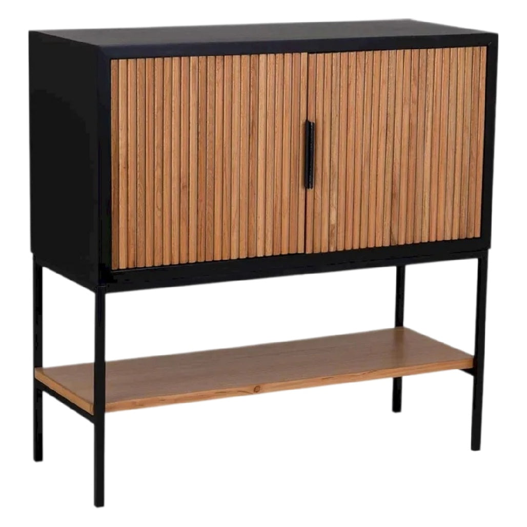 **Buffet en bois et métal avec portes à lamelles et étagère inférieure**